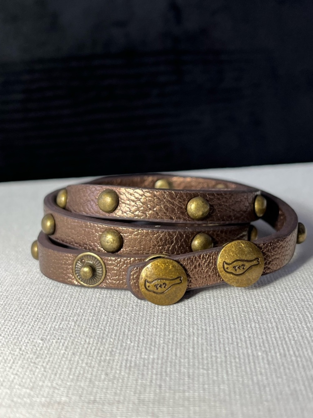 Chloe + Isabel 💙💛Brown Metallic Leather Wrap Bracelet Antiqued Gold Studs EUC